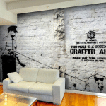 PAPIER PEINT ZONE DE GRAFFITI BANKSY - 100 X 70 CM - NOIR ET BLANC