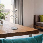 JUST LIGHT. LAMPE DE TABLE LED CURLS, ARGENT, MÉTAL, HAUTEUR 53 CM, INTENSITÉ VARIABLE