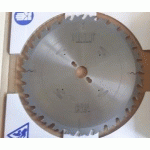 LAME CIRCULAIRE CARBURE BOIS - DIAMÈTRE 300MM - ALÉSAGE 30MM - 28 DENTS ALTERNÉES + ANTI-RECUL - EP 3,2/2,2 - AKE
