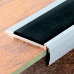 NEZ DE MARCHE B1 À VISSER EN ALUMINIUM 67X27 MM AVEC BANDE ISBA NOIRE - 2,3M DINAC