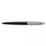 PARKER STYLO BILLE MOYENNE JOTTER PREMIUM CORPS ACIER BRILLANT CISELÉ, ATTRIBUTS CHROMÉS (CT)