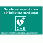 PANNEAU DAE - CE SITE EST ÉQUIPÉ D'UN DÉFIBRILATEUR CARDIAQUE - MODÈLE 1  - 420 X 280 MM - VINYLE SOUPLE AUTOCOLLANT