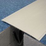 COUVRE-JOINT DE SOL ADHÉSIF À BORDS BISEAUTÉS ALUMINIUM -3M RECOUPABLE - LARGEUR 120 MM DINAC