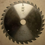 LAME CIRCULAIRE CARBURE BOIS - DIAMÈTRE 220MM - ALÉSAGE 30MM - 30 DENTS - EP 3,0/2,0 - AKE