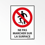 PANNEAU D'INTERDICTION ISO 7010 - NE PAS MARCHER SUR LA SURFACE - P019  - 210 X 148 MM (A5) - PVC DOS ADHÉSIF
