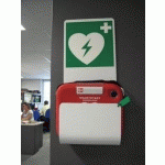 SUPPORT MULTI-FONCTIONS POUR DÉFIBRILLATEUR SEMI-AUTOMATIQUE