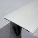 COUVRE-JOINT DE SOL ADHÉSIF À BORDS BISEAUTÉS ALUMINIUM -3M RECOUPABLE - LARGEUR 100 MM DINAC