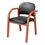 FAUTEUIL VISITEUR SIMILI CUIR NOIR STRUCTURE ACAJOU ELVA