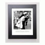 PHOTOGRAPHY COLLECTION IMAGE ENCADRÉE KISSING THE WAR GOODBYE 31X37 CM GRIS GENERIQUE
