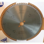 LAME CIRCULAIRE CARBURE ALU/PVC - DIAMÈTRE 305MM - ALÉSAGE 30MM - 80 DENTS NÉGATIVES - EP 2,8/2,2 - AKE