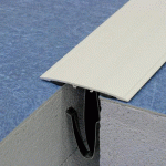 COUVRE-JOINT DE SOL ADHÉSIF À BORDS BISEAUTÉS ALUMINIUM -3M RECOUPABLE - LARGEUR 80 MM DINAC