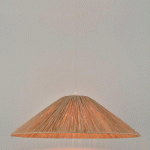 SUSPENSION FORME CONIQUE EN MÉTAL FILAIRE ET RAPHIA NATUREL - MANUTAN COLLECTIVITÉS