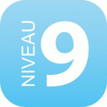 PLAQUE SIGNALÉTIQUE EN DRAPEAU PLEXI - NIVEAU 9 (BLEU CLAIR)